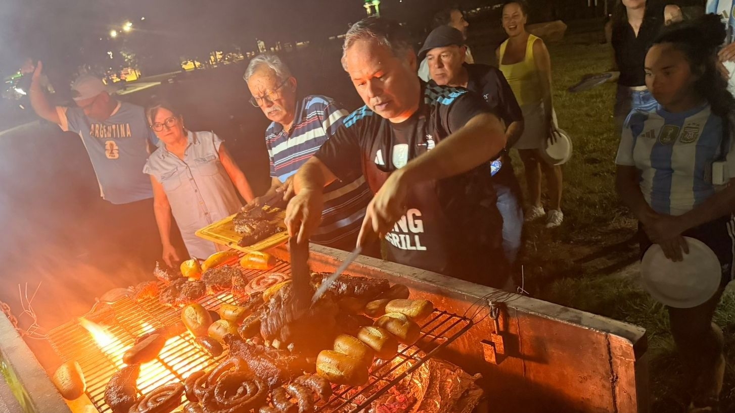 El asadazo argentino que revolucionó la previa en Kansas
