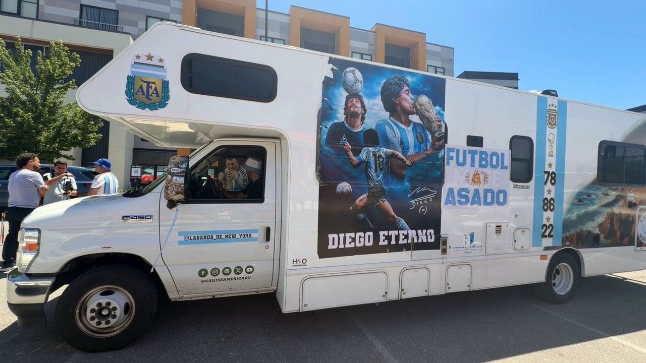 GRUPO HUARPE conoció al argentino que recorrió 29 horas para seguir a la Scaloneta