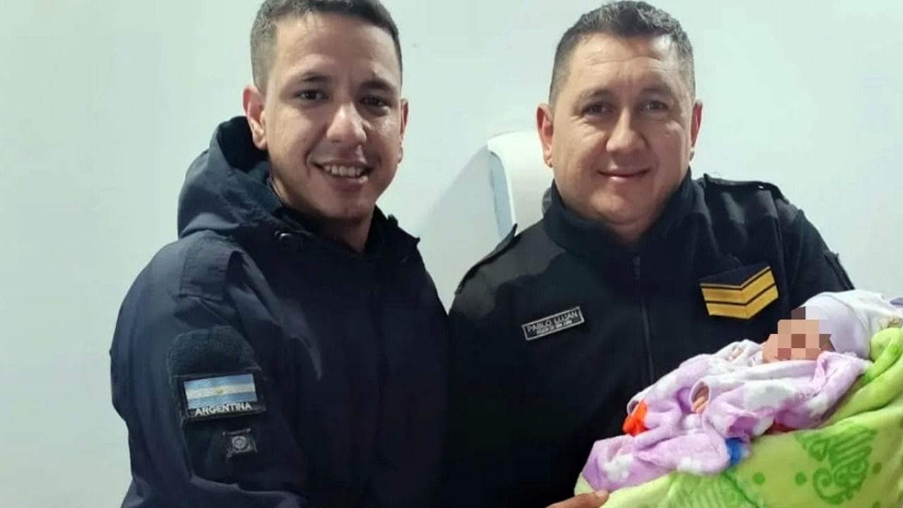 Policías asistieron un parto en una casa y salvaron la vida de una bebé
