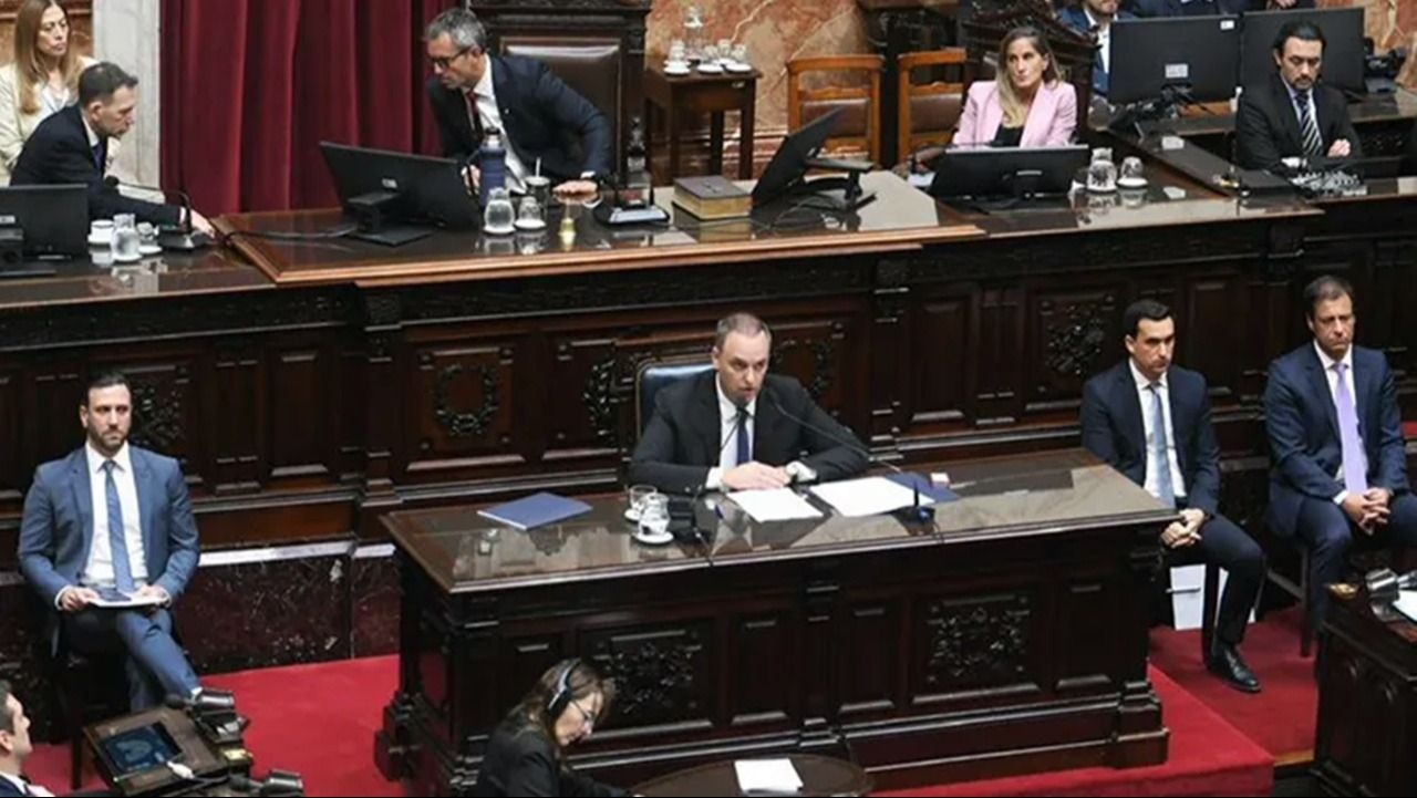 Adorni deberá ir al Senado antes de lo previsto por la crisis