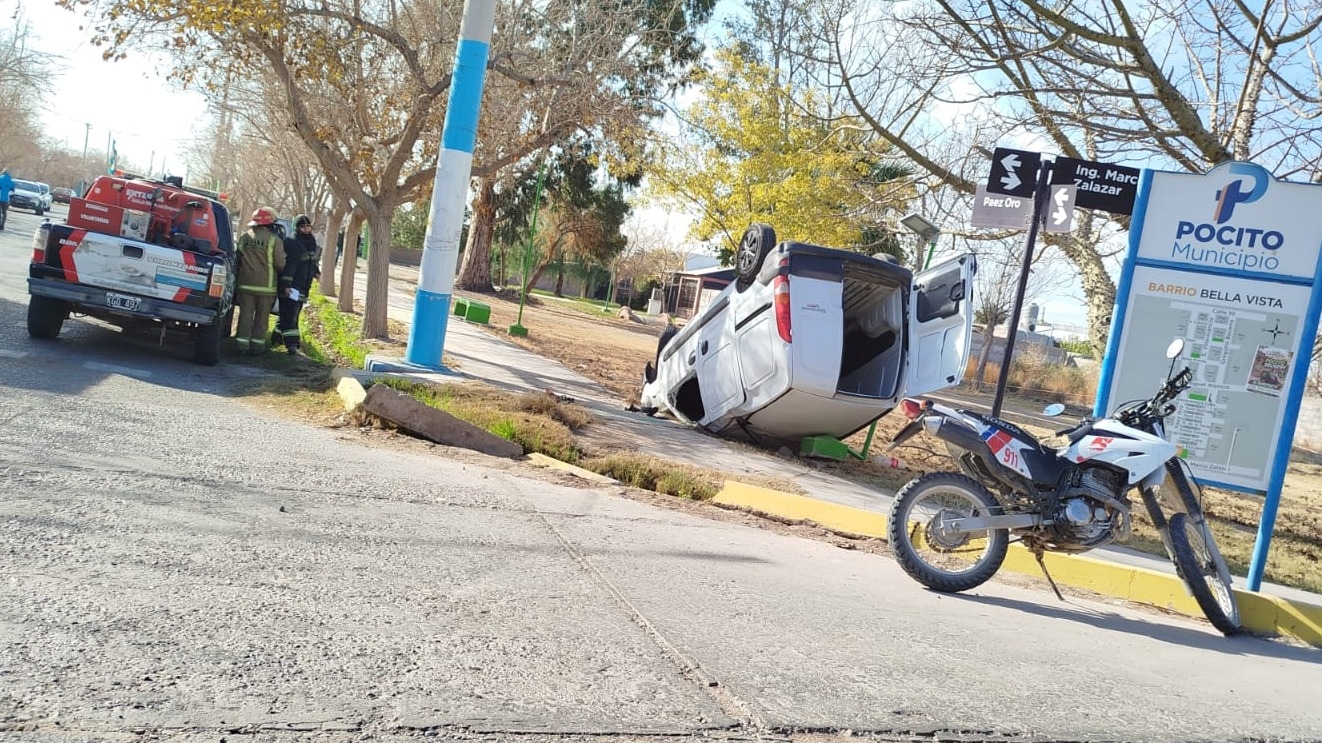 Persecución y vuelco en Pocito, detuvieron a dos sospechosos de un robo