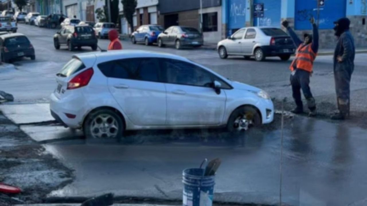 Manejó por una calle en obra y el auto quedó atrapado en el asfalto