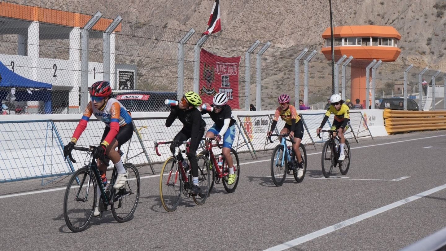 Con un centenar de promesas del ciclismo, cerró la Vuelta a San Juan Juvenil