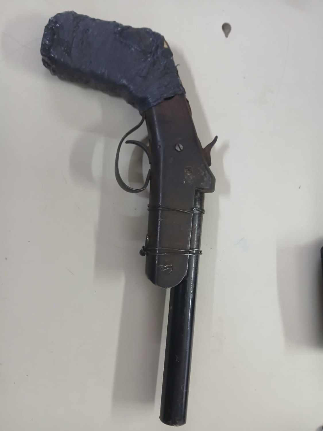 Los acusados utilizaron un arma casera para amenazar de muerte a la familia.