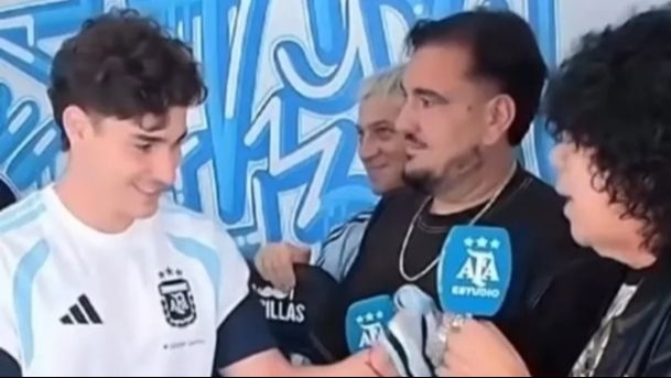 El regalo con el que Julián Álvarez sorprendió a la Mona Jiménez