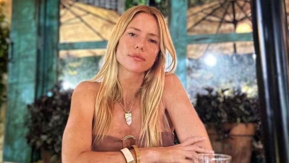 Nicole Neumann impacta con un look monocromático en tono borgoña