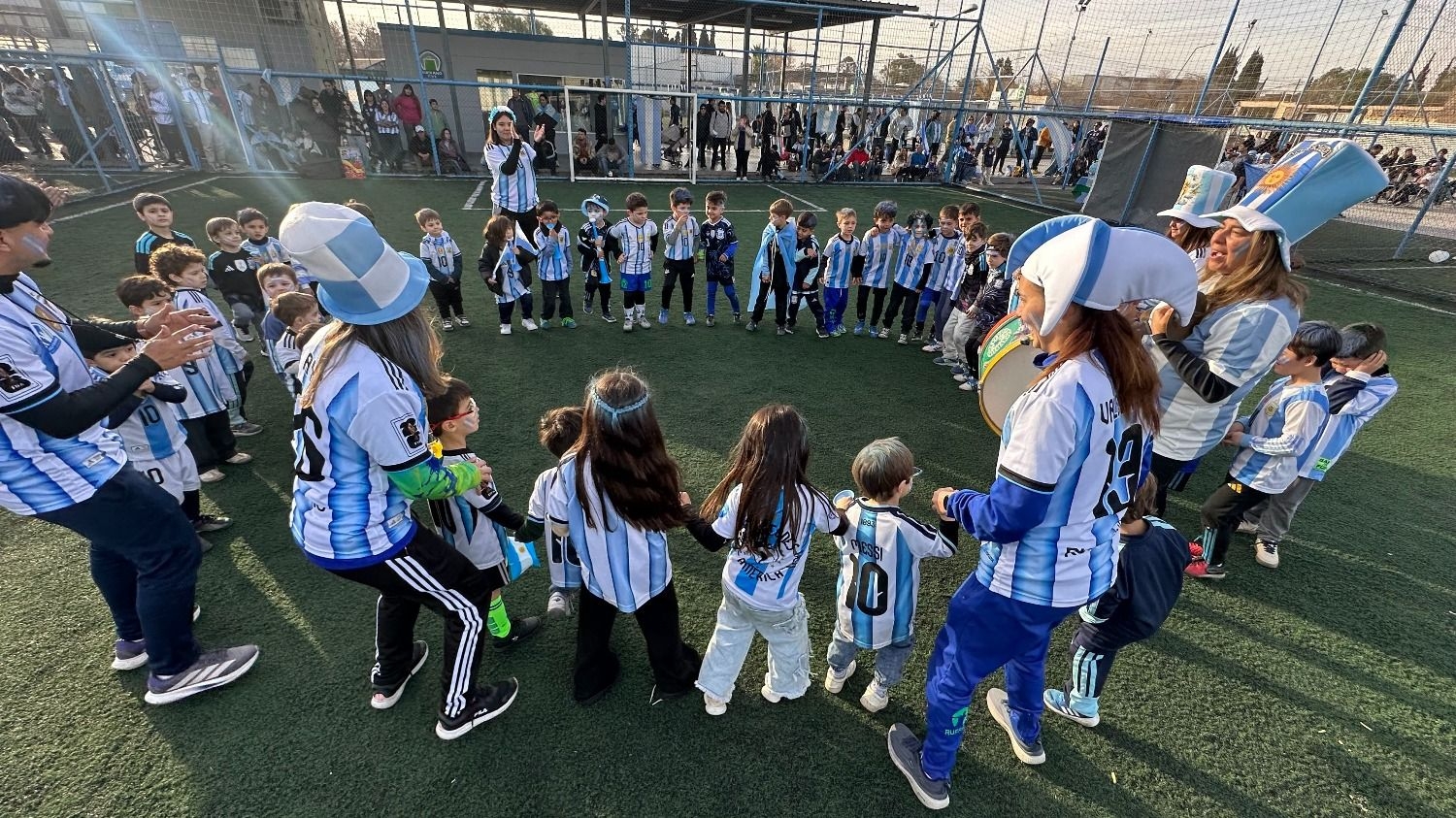 La escuelita de fútbol Rufrano hizo un banderazo por Argentina