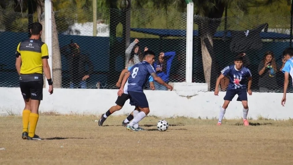 Terminó el partido, discutió con un árbitro y lo golpeó