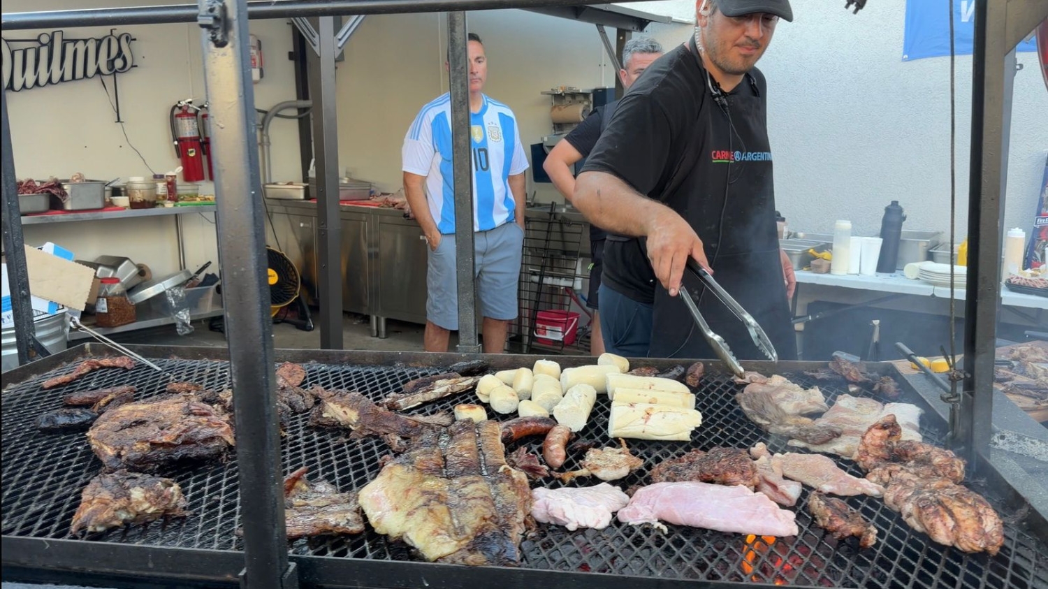 300 kilos de carne y un fenómeno inesperado: el sánguche de asado fue la estrella del banderazo