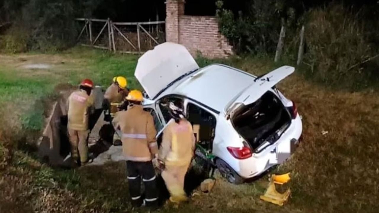 Explotó un celular mientras lo cargaban en un auto y una mujer sufrió graves quemaduras
