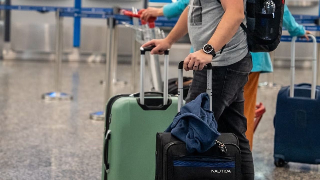 Un padre y sus hijos deberán pagar más de $12.000.000 por agredir a un agente aeroportuario