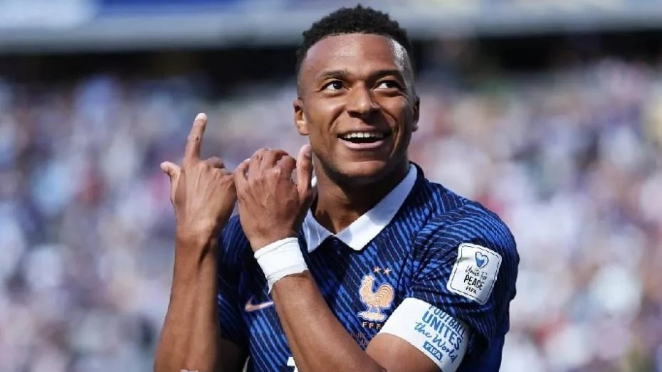 Mbappé superó a Messi y quedó a dos goles del récord mundialista