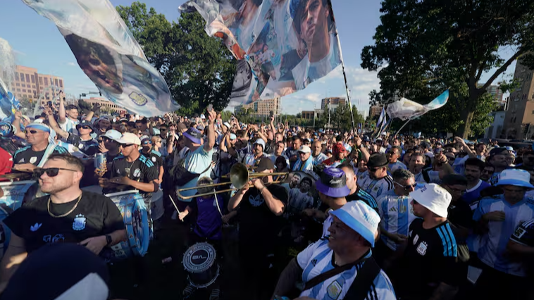 Miles de argentinos copan Kansas City para el debut mundialista