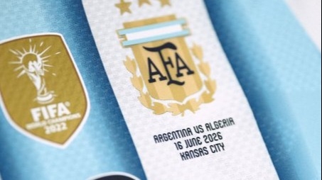 Tres estrellas, orden y mística: el vestuario de Argentina para el debut