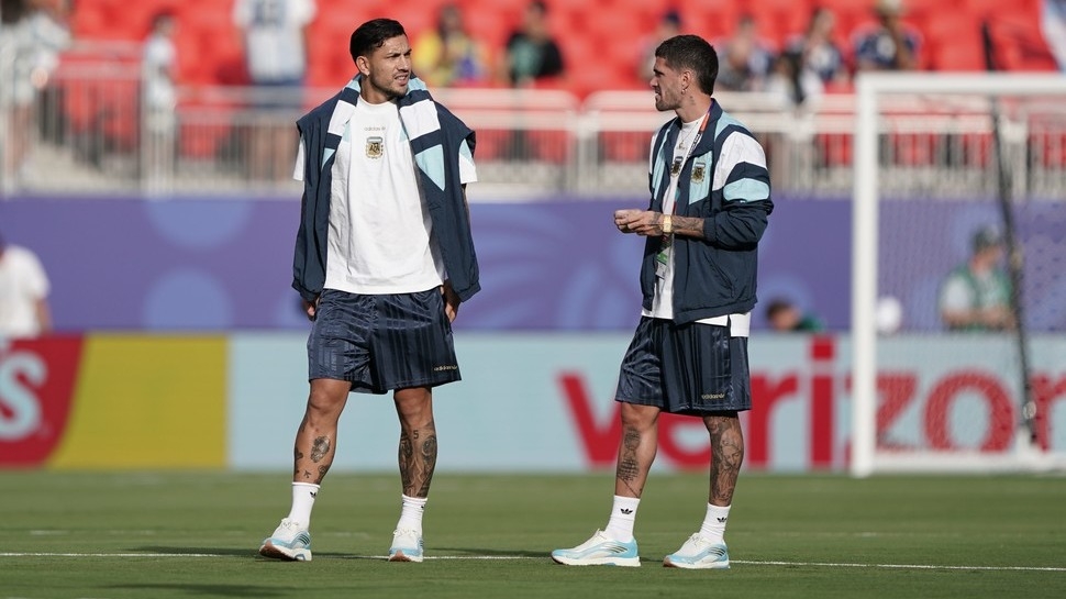 Paredes y De Paul cumplieron con el ritual de los caramelos en la previa al debut
