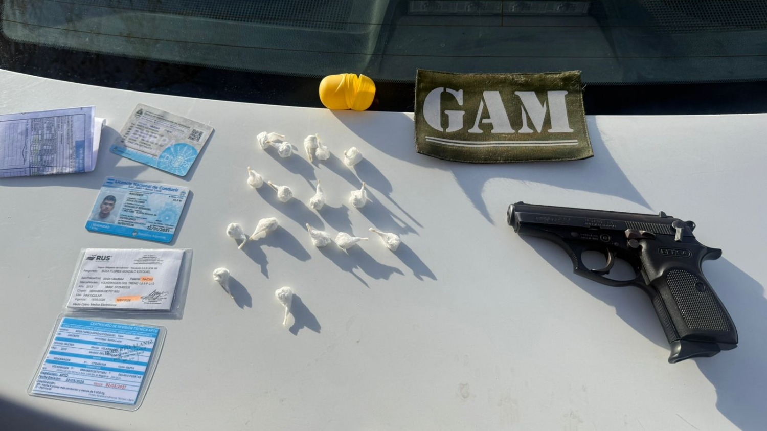 Terminó preso tras cruzar un semáforo en rojo: tenía cocaína y un arma