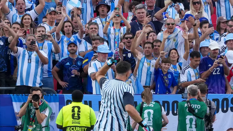 Ovación para Messi y la Selección en la salida al calentamiento