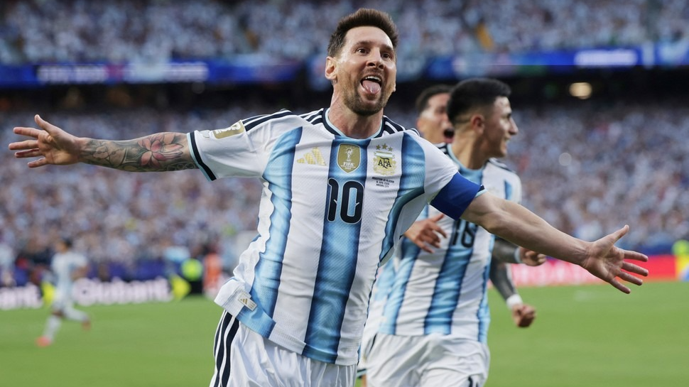 Argentina goleó a Argelia con un triplete histórico de Messi 