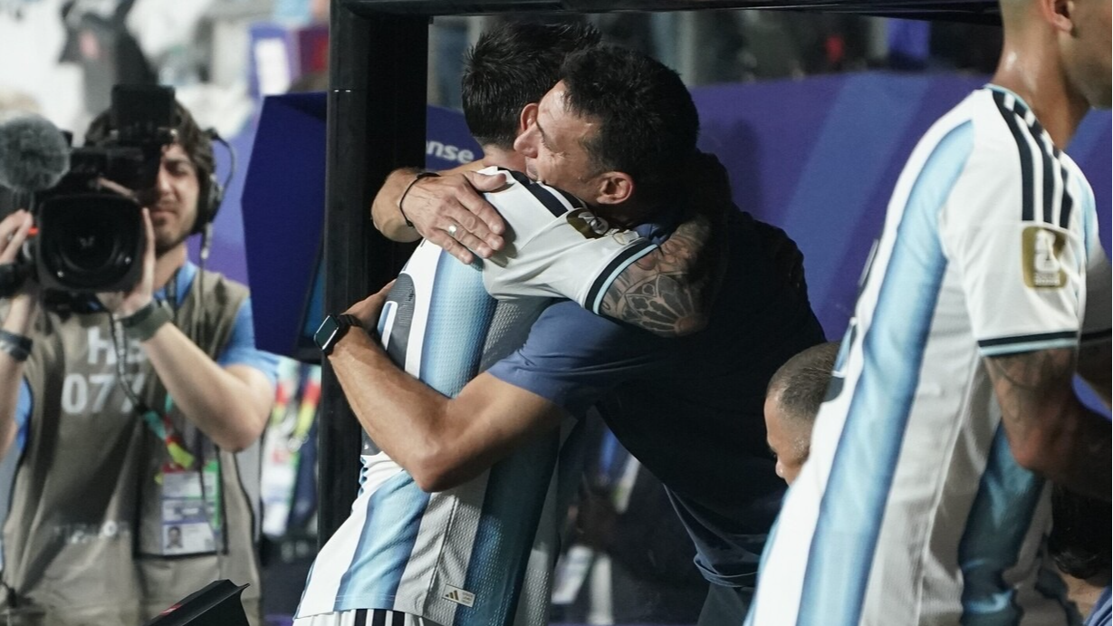 Scaloni elogió a Messi tras el debut en el Mundial: “Es increíble” 