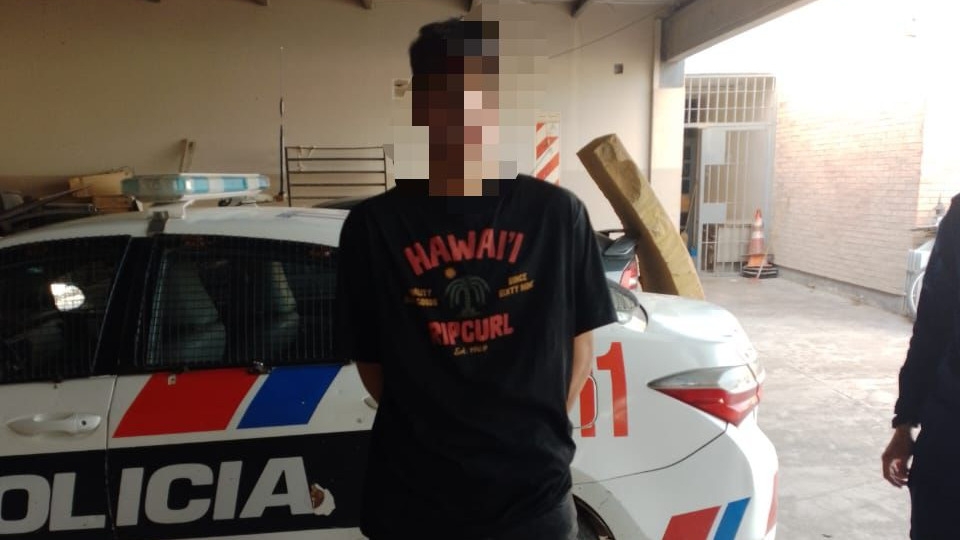 Detuvieron a un joven acusado de robarle el celular a su novia en La Bebida