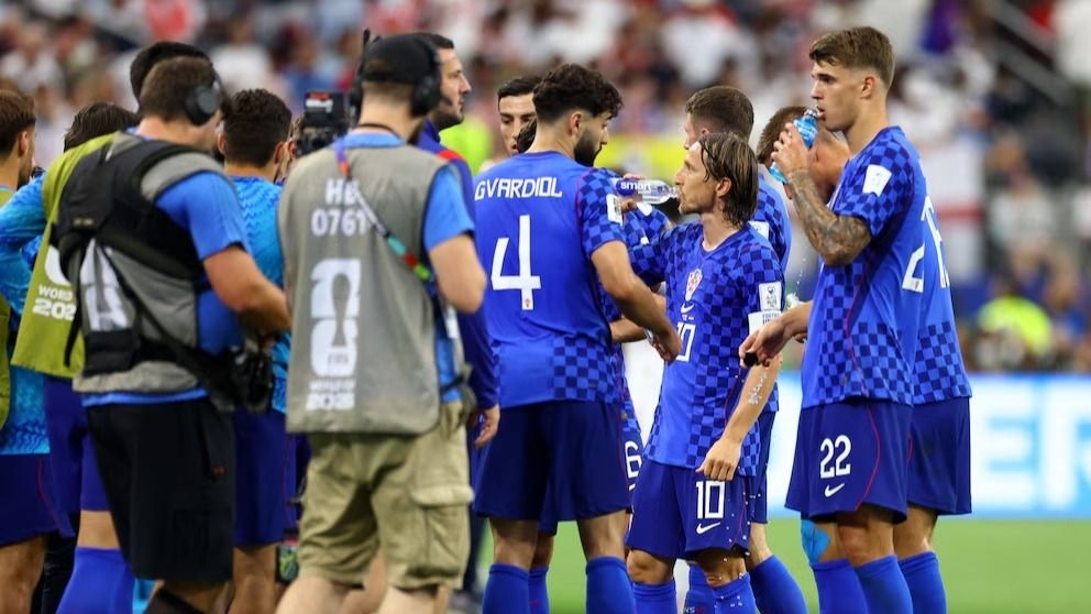 Las hinchadas expresaron su malestar con las pausas de hidratación obligatorias en el Mundial