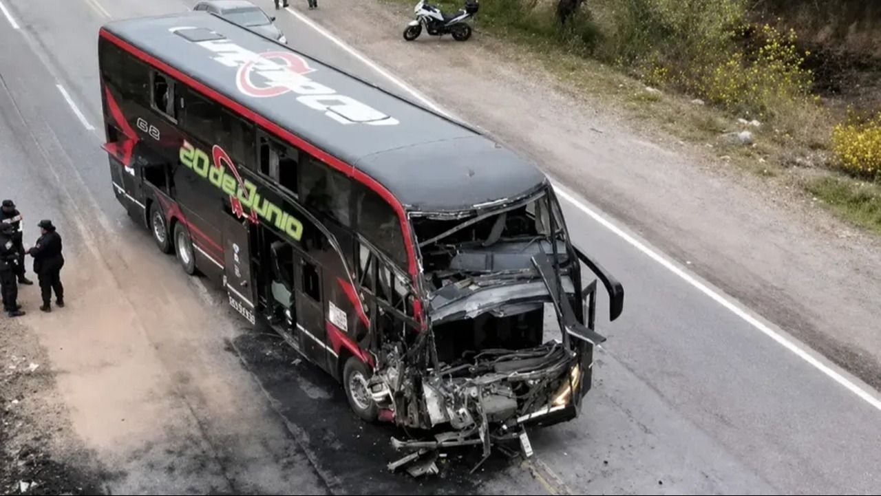 Un colectivo de empresa sanjuanina chocó en Salta dejando un muerto y heridos