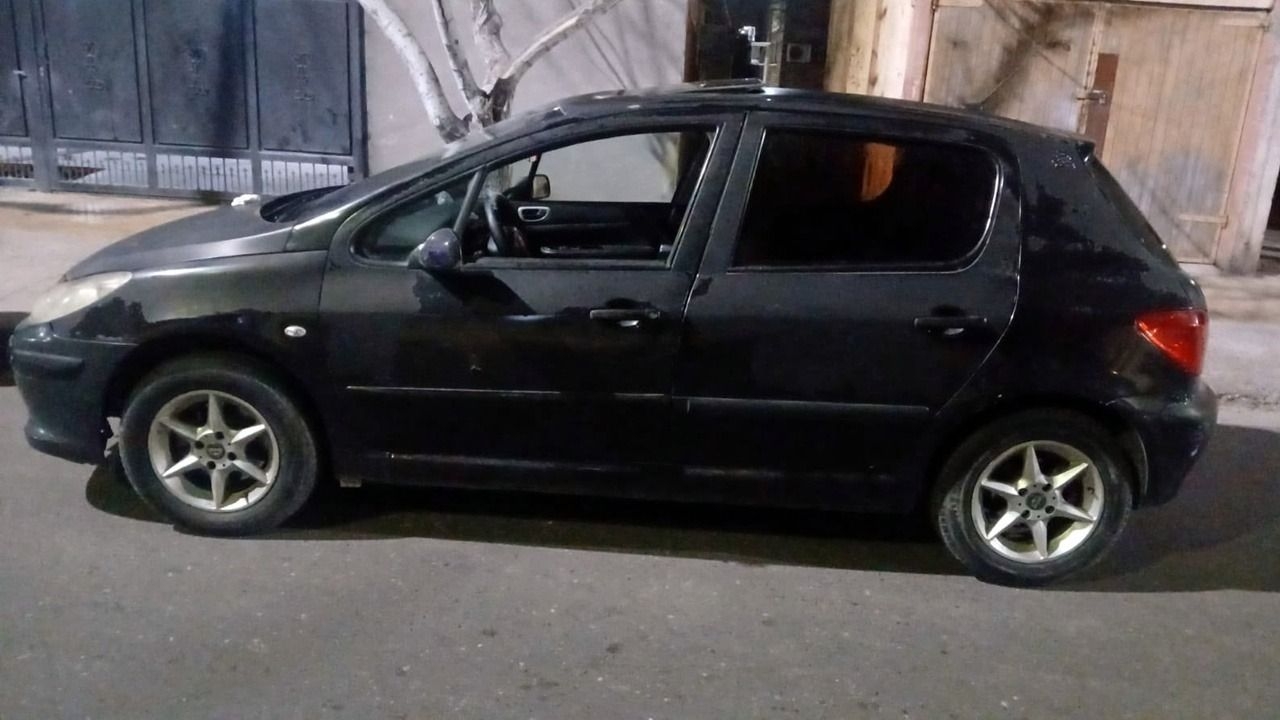Detuvieron a tres personas por maniobras peligrosas en un auto y secuestraron un arma