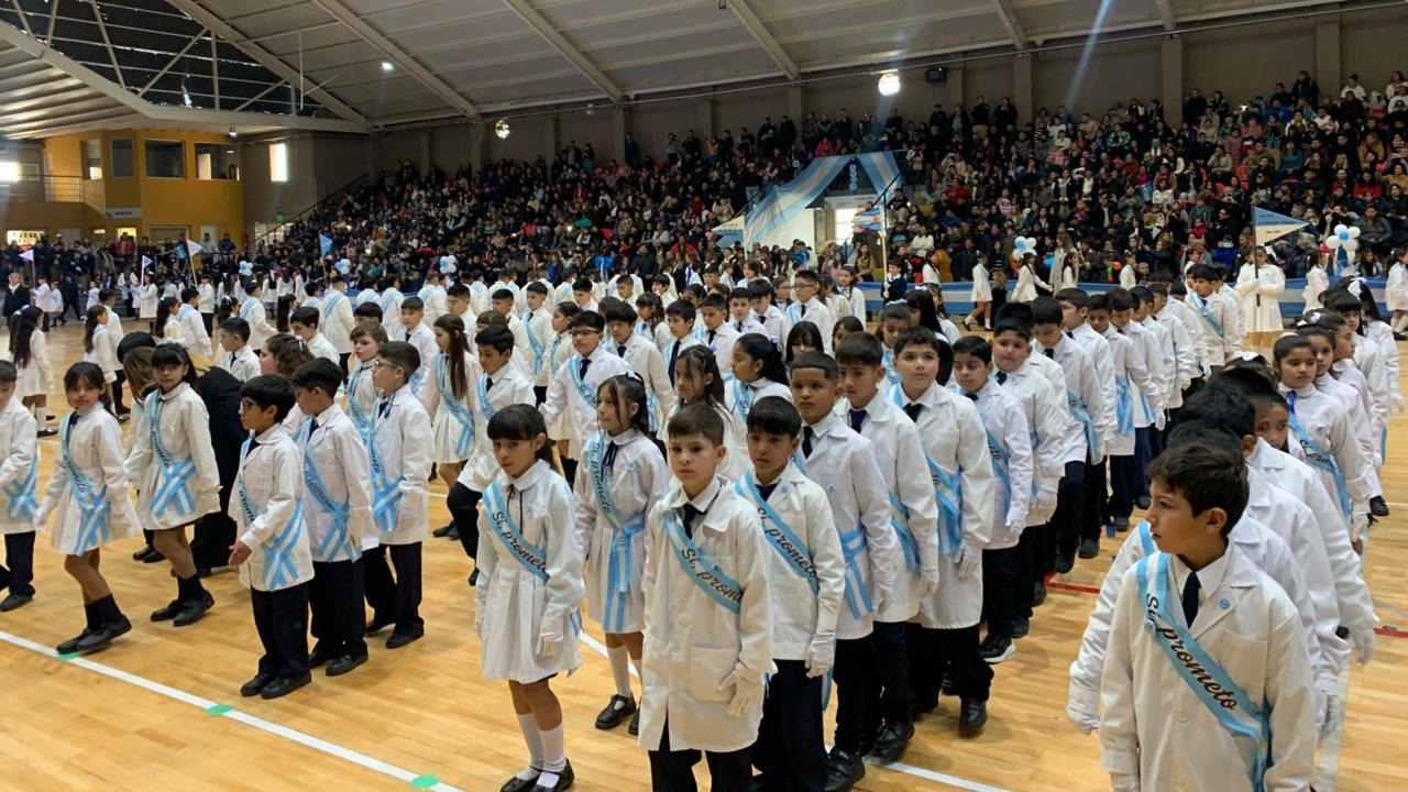 Los alumnos de Rawson prometieron lealtad a la Bandera Argentina