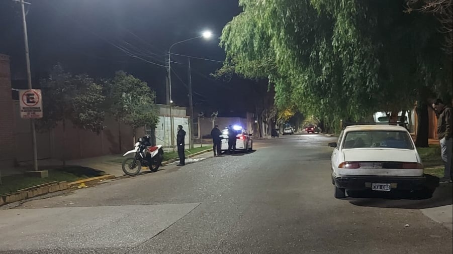 Lo encontraron dentro de un auto ajeno y quedó detenido