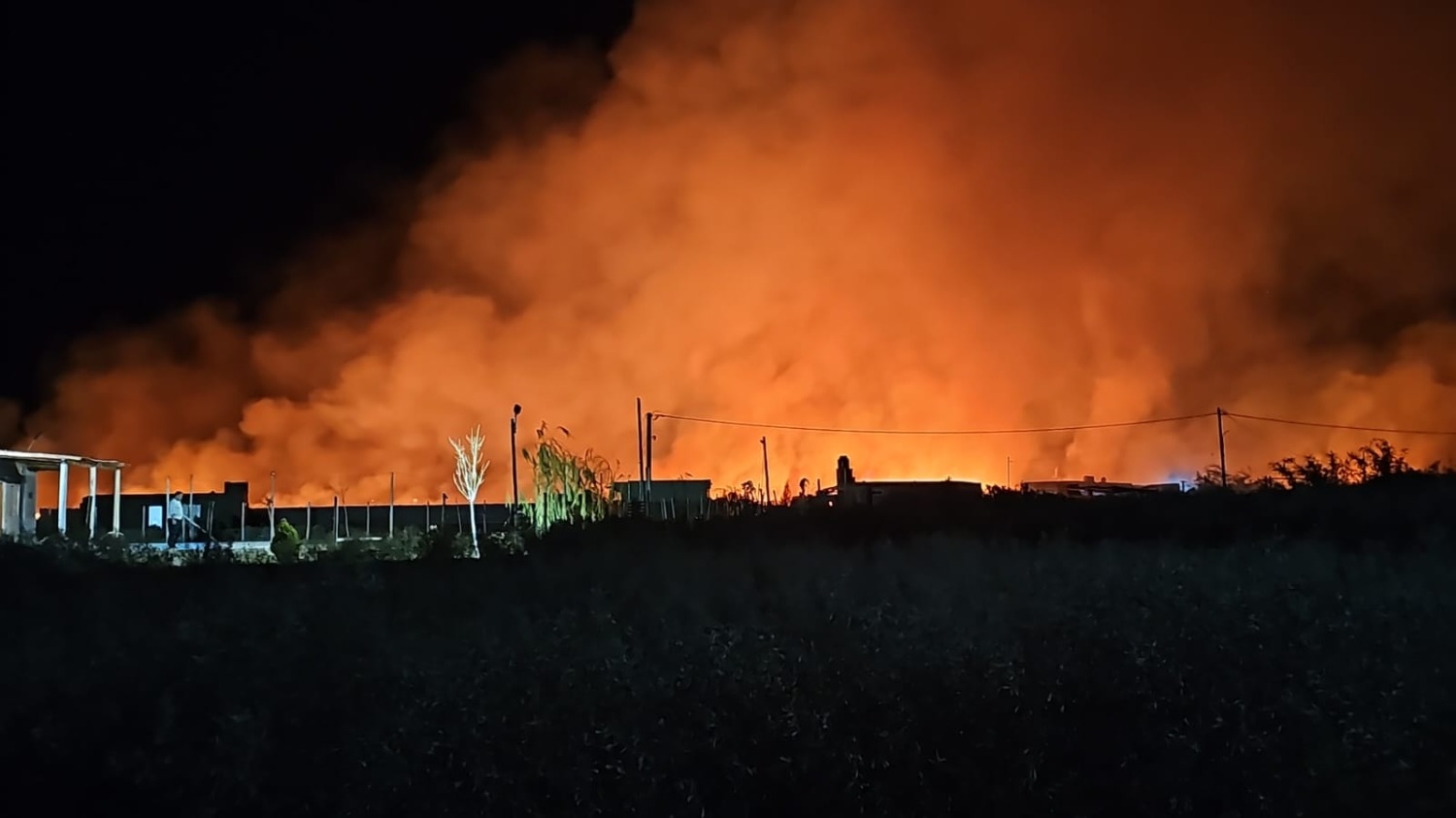 Gran despliegue por un incendio de pasturas altas en Albardón