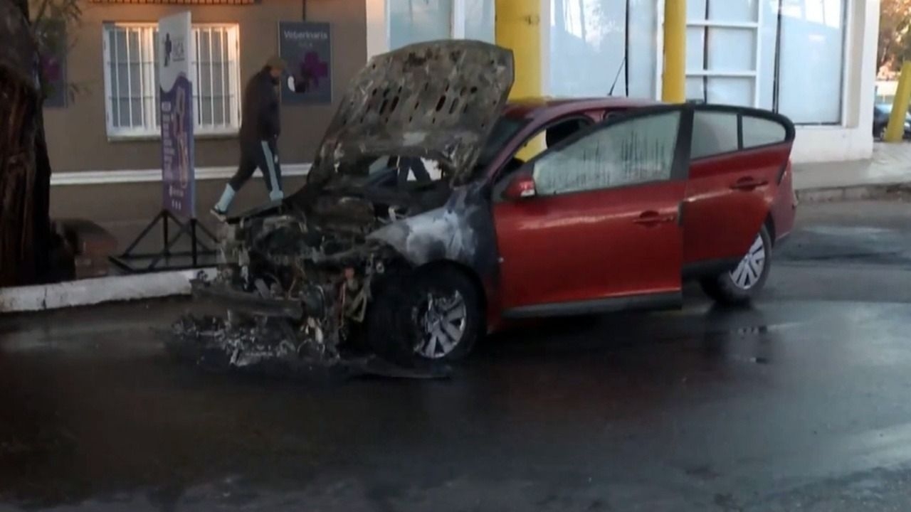 Un auto se prendió fuego mientras circulaba en Capital