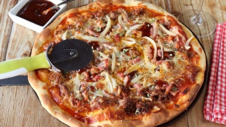 Cómo preparar pizza a la barbacoa con carne y toque crujiente