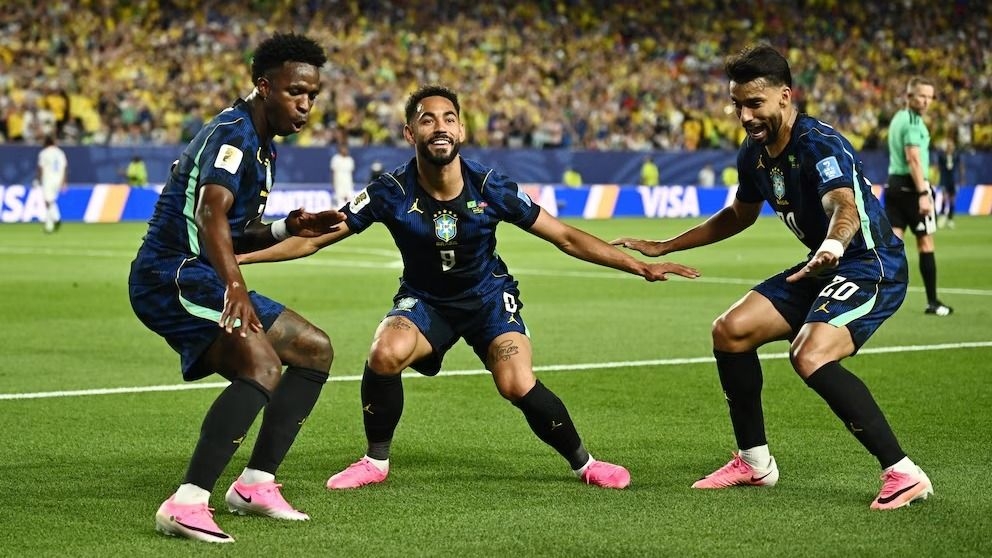Alegría carioca por el primer triunfo de Brasil en el Mundial