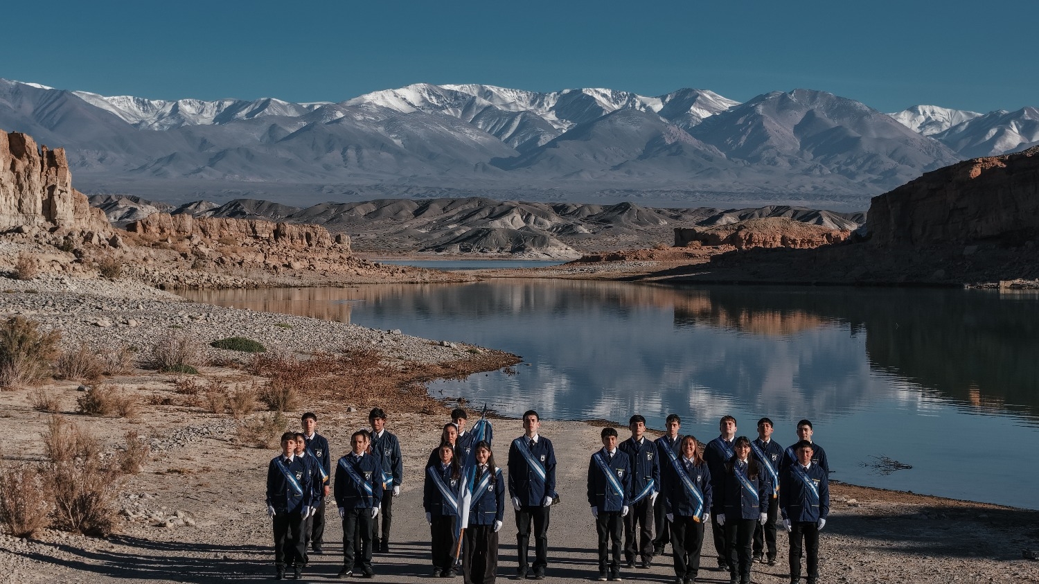 La emotiva promesa de bandera de chicos de Iglesia con la Cordillera nevada de fondo