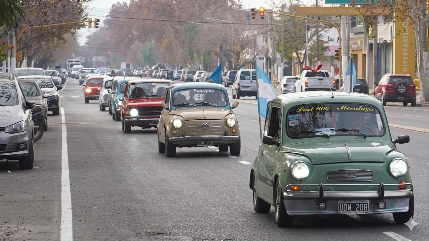 Autos clásicos recorrieron las calles sanjuaninas en un tradicional Banderazo