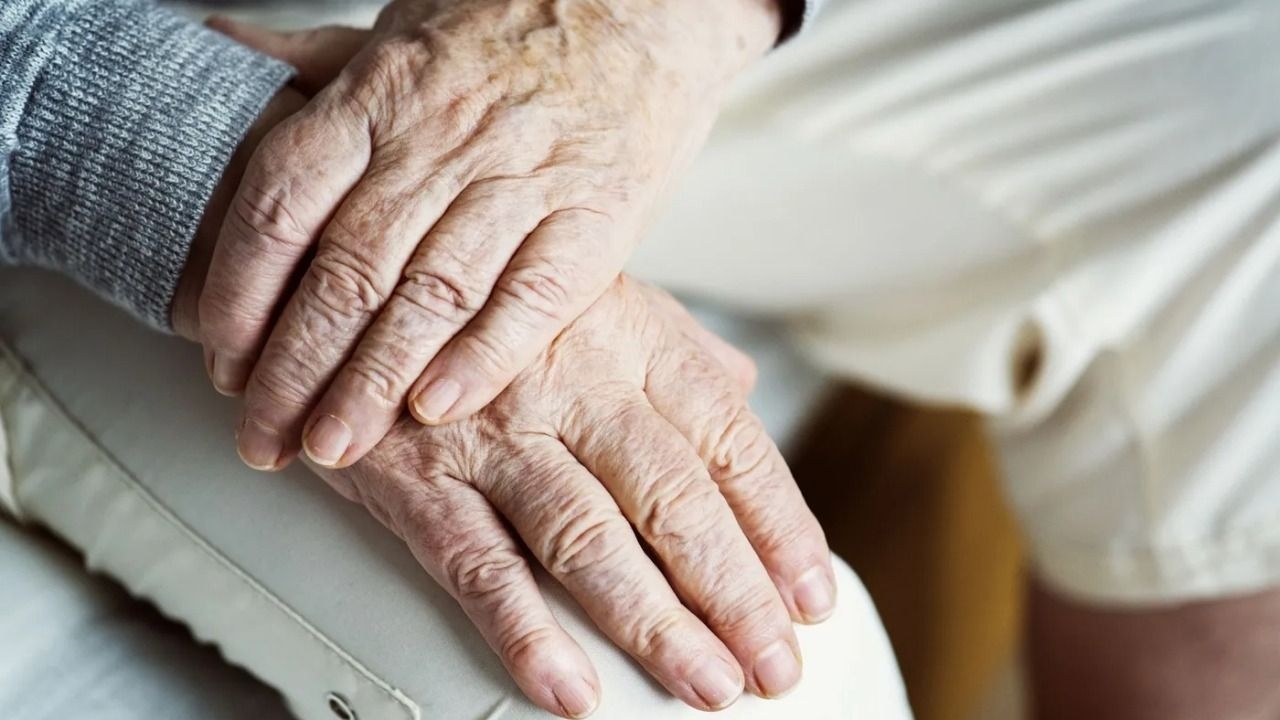 Un hombre irrumpió con un hacha, atacó a una jubilada de 91 años y robó $400.000