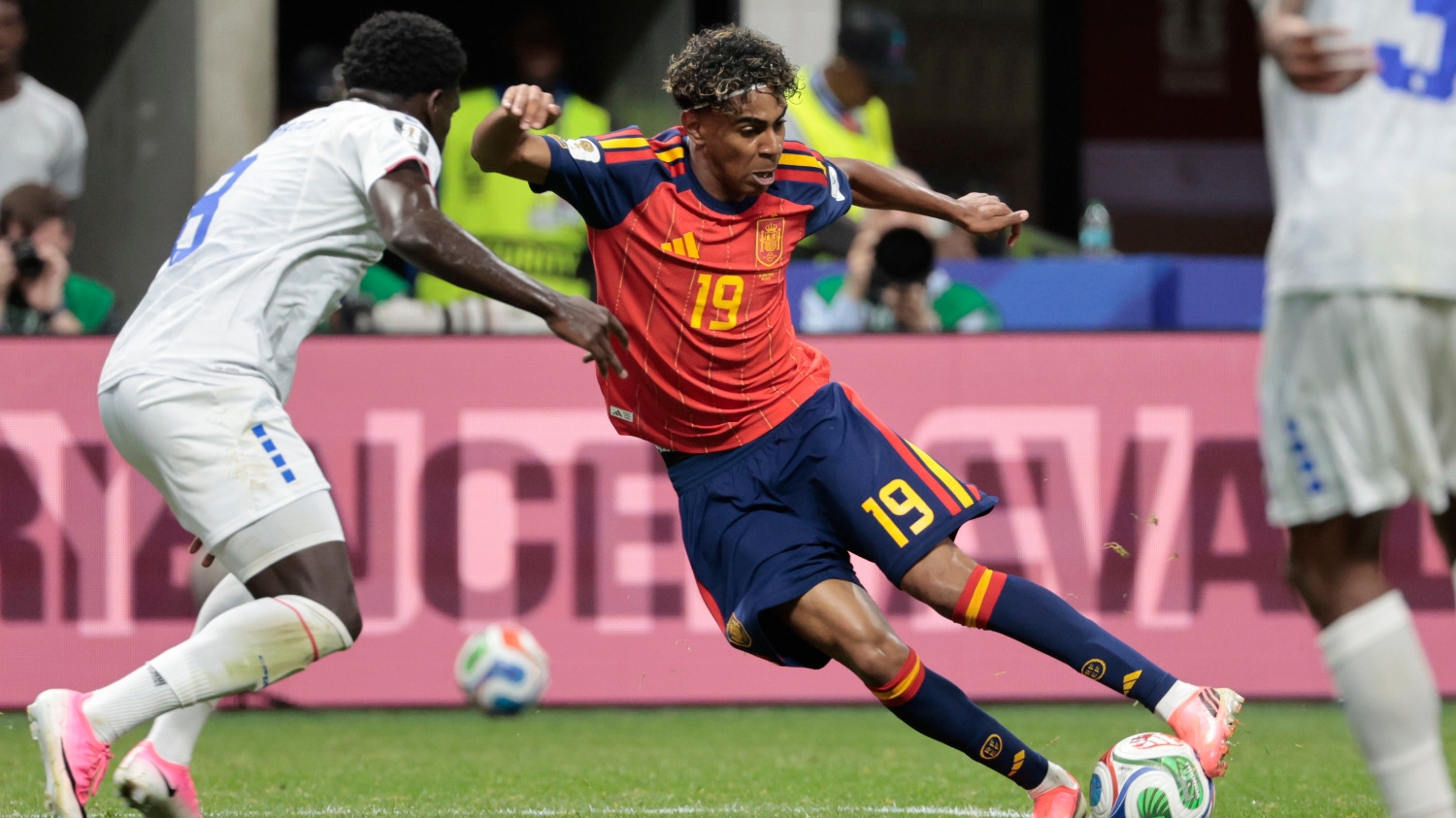 España, Uruguay y Bélgica buscan su primer triunfo este domingo