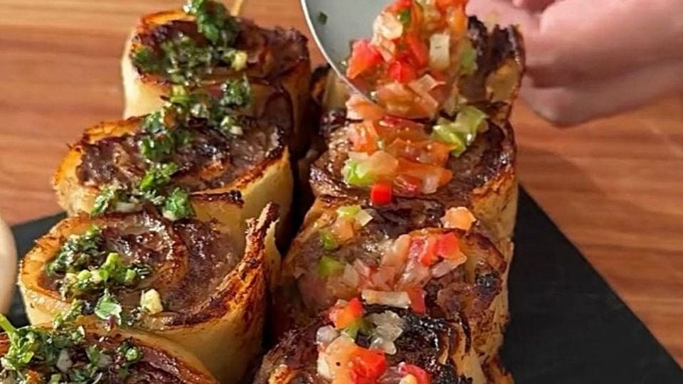 Cómo hacer snacks argentinos de carne y chorizo sin usar la parrilla
