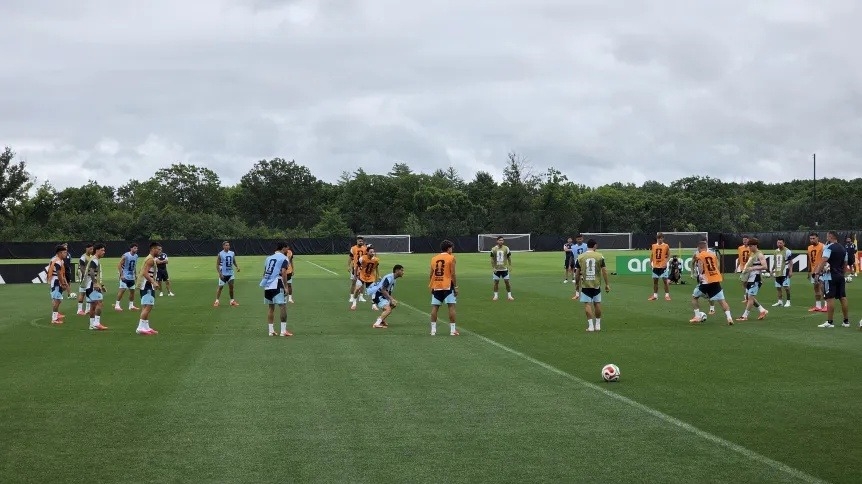 Scaloni tiene a todos los jugadores a disposición y define al equipo titular