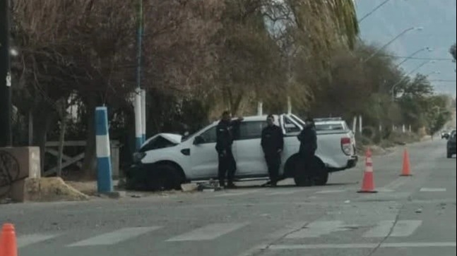 Una mujer fue hospitalizada tras un violento choque entre camionetas