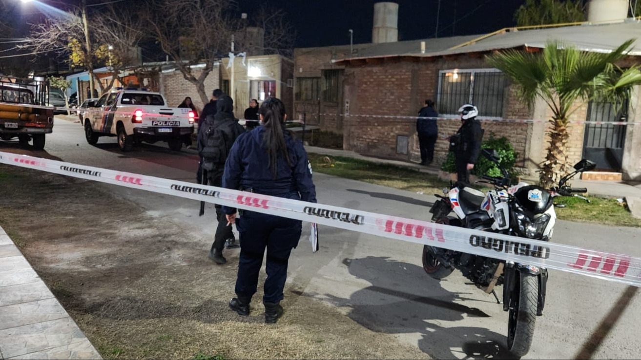 Balearon una casa mientras una madre estaba con sus tres hijos