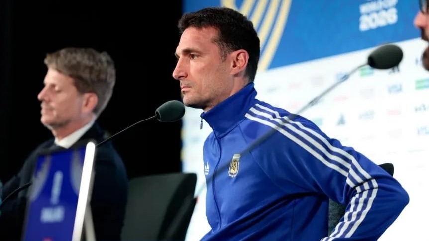 Scaloni criticó las pausas de hidratación del Mundial: "Parece irreal"