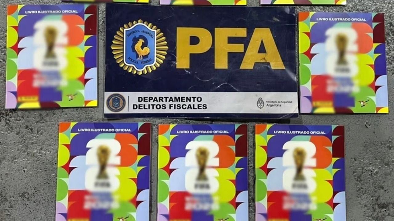 Detuvieron a dos hombres con 2.000 álbumes del Mundial 2026 de contrabando