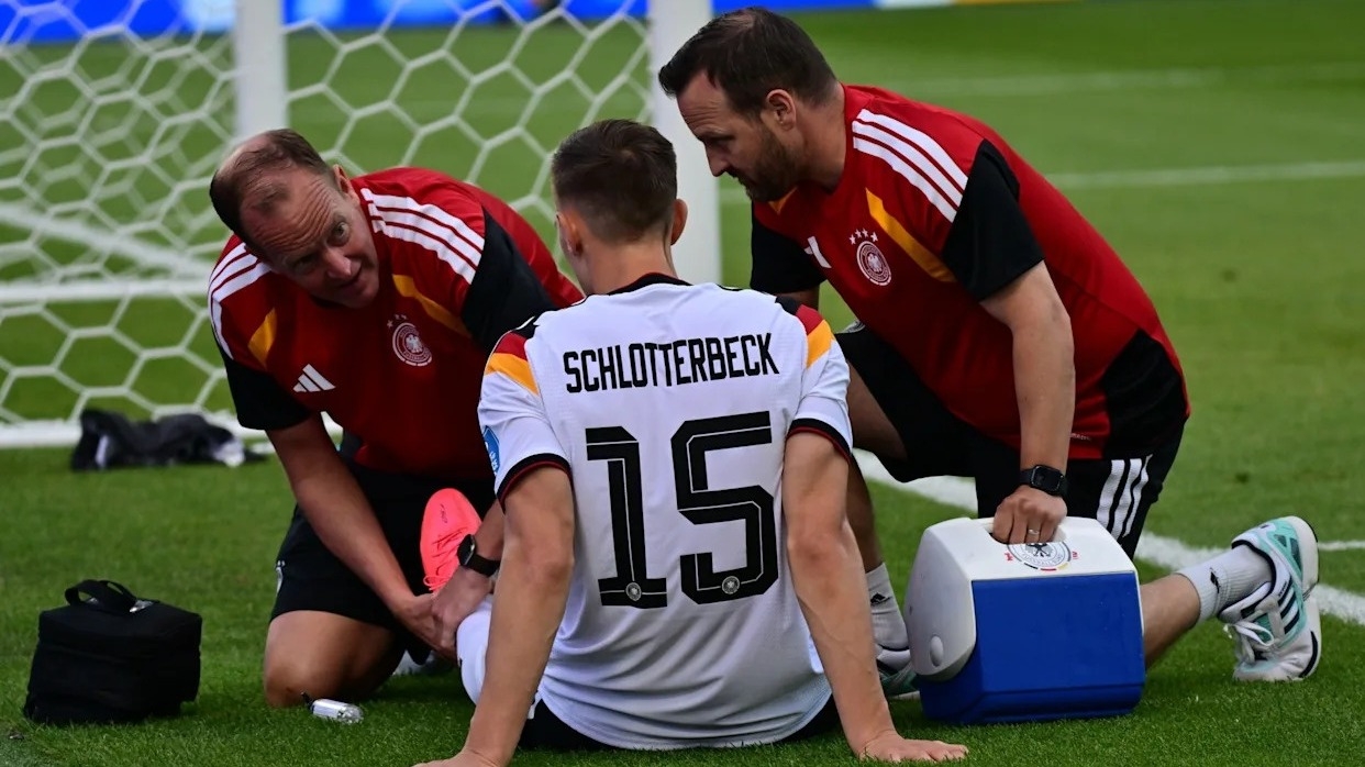 Nico Schlotterbeck se despide del Mundial por una rotura de ligamentos