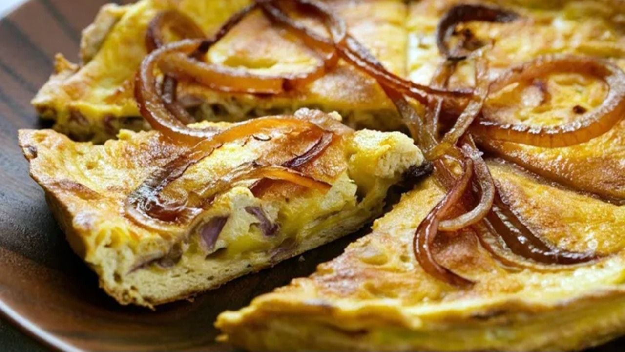 Tarta de cebolla y queso, una receta clásica, fácil y rendidora