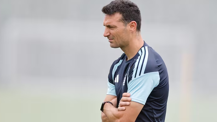 "Se hace raro adaptarse": Scaloni cuestionó las pausas de hidratación del Mundial 2026