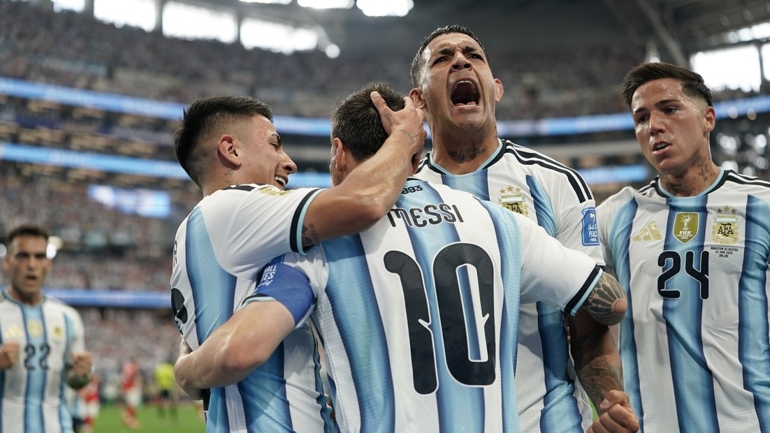 Con un Messi imparable, Argentina venció a Austria y clasificó a 16avos de final