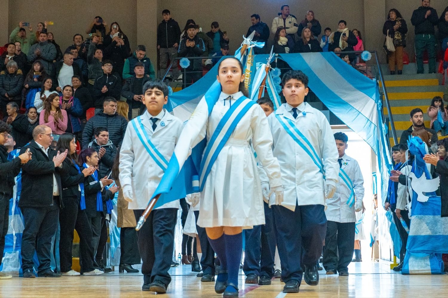 Cerca de 1.400 alumnos de Rawson prometieron lealtad a la Bandera Argentina