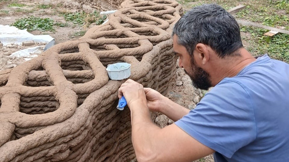 El argentino que construye con impresión 3D la primera casa de barro