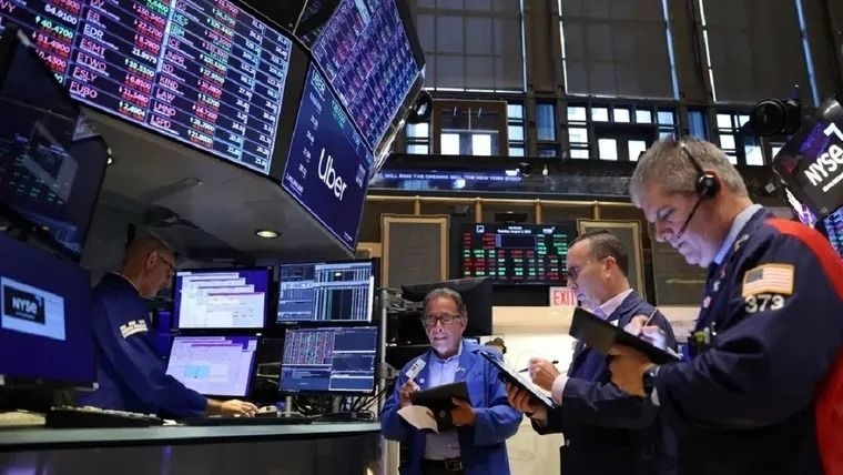El riesgo país cayó a un mínimo de ocho años y apunta a perforar los 400 puntos